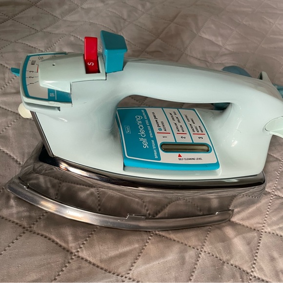 Vintage Electric Iron with Aqua Cord - Picture 4 of 13